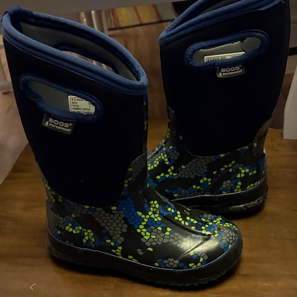 BOGS SIZE 2 good used condition lots of wear left -Quality Boot